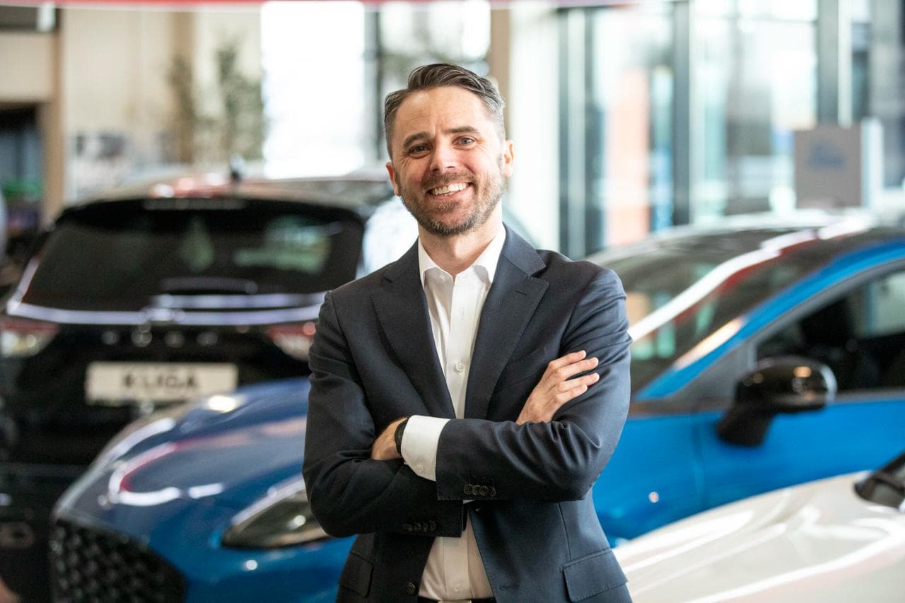 Eric Lomme hjelper en kunde med bilkjøp